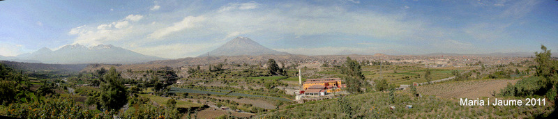 Panoràmica sobre els volcans Chachani i Misti 